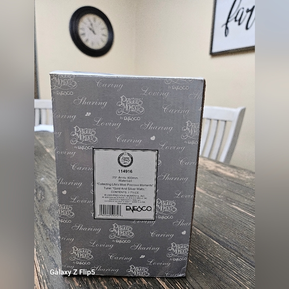 Precious Moments' 25th anniversary musical Snowglobe "Gold and Silver Waltz" - Picture 9 of 11